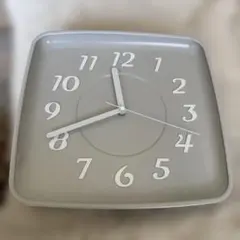 グレーの四角形掛時計