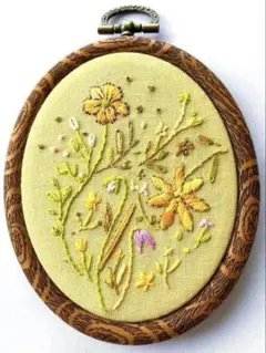 手刺繍フレーム「森の奥の金花」 ハンドメイド 野花のサムネイル