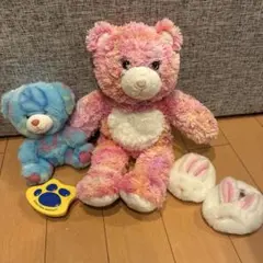 クマのぬいぐるみとウサギのスリッパ　ブラシ