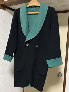 ターコイズと黒のコート