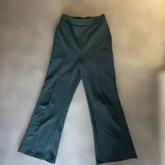 ダークグリーン フレアパンツ