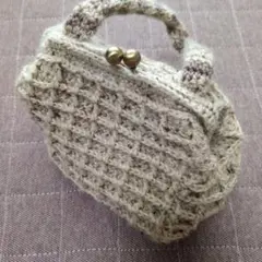 ベージュ色の編み物がま口ミニバック