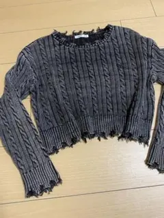 アポルテ・パー・レ・マルシェケーブルニットブラックグレークロップド丈春セーター