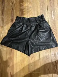 レザーショートパンツ