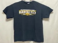 【USAキッズ古着】アイオワ大学 ホークアイズ カレッジロゴ Tシャツのサムネイル