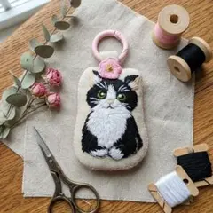 手刺繍 猫の刺繍バッグチャーム 하치와레 猫