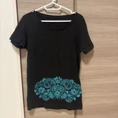 黒 青い花柄 半袖Tシャツ