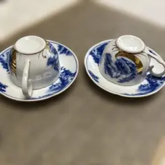青い花柄のカップとソーサーセット