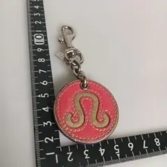 COACHピンクの合成皮革キーホルダー