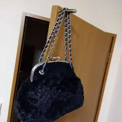 黒いファーショルダーバッグ