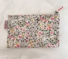 美品　Cath Kidston フラットポーチ うさぎ 花柄　撥水のサムネイル