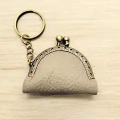 小さい 財布 がま口 グレージュ 5cm キーホルダー 革 レザー チャーム