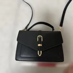 ブラックショルダーバッグ 金具付き