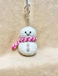 雪だるま　 ハンドメイド あみぐるみ キーホルダー　ピンクマフラーのサムネイル