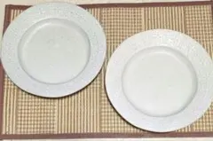 よしざわ窯　益子焼　ホワイト陶器皿 2枚セット　レース柄　クロス柄のサムネイル