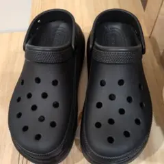 Crocs ブラック サンダル 通気孔付き