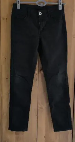 ブラック スキニーパンツ フロントボタン付き