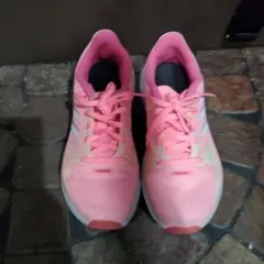 adidas ピンク スニーカー23