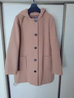ベージュ色コートのサムネイル