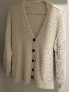 アイボリー ボタン付きカーディガン