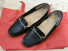 黒いレザー ローファー 金具付き