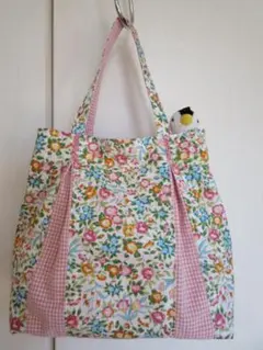 ちょっとそこまでお出かけトートバッグ　タック入り　グリーン系小花柄×ピンク