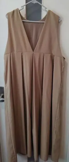 値下 ベージュ Vネック ジャンスカ ワンピース　L　ロングワンピ　ポケット有