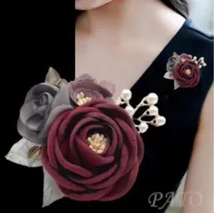 三色フラワー コサージュ＜レッド＞ 2way 結婚式 懇親会 歓送迎会 振袖