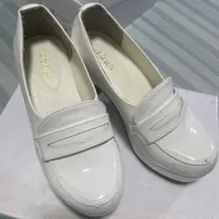 ホワイト ストラップ付き ローファー　ヒール