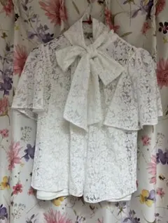 【And Couture】ボウタイつきレースブラウス 【Mサイズ】のサムネイル