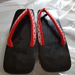 伝統的な黒い木製下駄