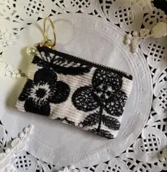 ミナペルホネン　可愛い刺繍生地のミニミニポーチ　ハンドメイド♪