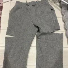 スウェットパンツ　切り込みあり