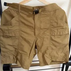 カーキ色ポケット付きショートパンツ
