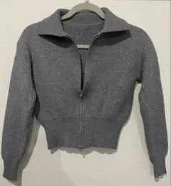 ジッパー付きグレーセーター