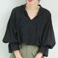 即完売品 SLOBE IENA フロントスカラレースブラウス 刺繍 黒 ブラック
