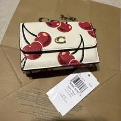 エッセンシャル ミニ トライフォールド ウォレット・チェリー プリント