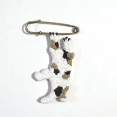 ブローチピンに必死にぶら下がる姿が可愛い猫さんのハンドメイド刺繍ブローチ(三毛)