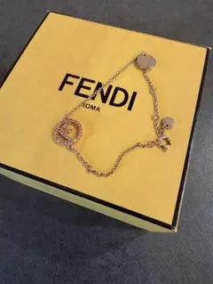 FENDI ゴールド ブレスレット ロゴチャーム付き　箱付き