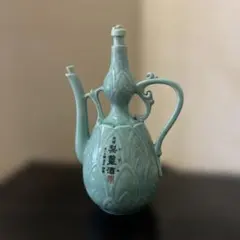 青緑色の陶器製酒器