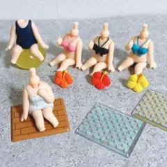 1/24 フィギュア2体　水着　体育座り　ミニチュア　1/64より大　完成品 1/24 フィギュア2体 水着 体育座り ミニチュア 1/64より大 完成品