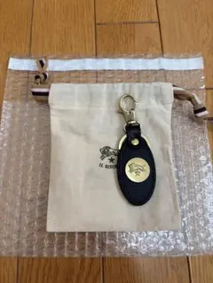 イルビゾンテ　コンチョ付きレザプレートキーホルダー　2025新作