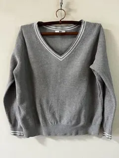UNIQLO グレー Vネック長袖ニット