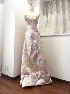 エレガントなストラップレスカラードレス