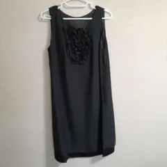 ノースリーブひざ丈ワンピース 黒 胸元フリル　13号