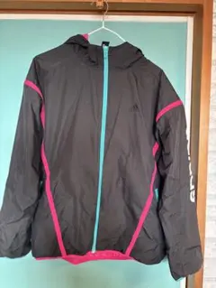 adidas フード付きウィンドブレーカー 黒/ピンク