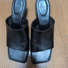 H&M ブラック スクエアトゥ ミュール サンダルのサムネイル