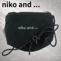 ニコアンド　黒　サコッシュ　長さ調整可能ストラップ　ファスナー開閉　ロゴ刺繍入り