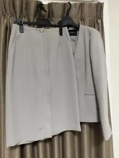 グリーンレーベルのスカートスーツ