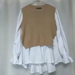 レイヤードデザイン ベージュニットと白ブラウス